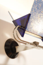 Duża jednopunktowa lampa ścienna/kinkiet "Murana 1680-9" z chromowanym ramieniem, kloszem złożonym z czterech szklanych płytek i z granatowymi półprzepuszczalnymi trójkątnymi uchwytami z tworzywa, Postmodernizm i styl Memphis, projekt Perry King & Santiago Miranda dla Arteluce, Włochy, lata 80. - obrazek 30