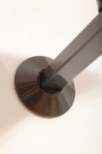 Duża postmodernistyczna jednopunktowa lampa ścienna/kinkiet "Jill" z grafitowym metalowym ramieniem i płytkim szklanym matowym jasno różowym kloszem, projekt Perry King, Santiago Miranda i Gianluigi Arnaldi dla Arteluce, Włochy, wzór z 1978 roku - obrazek 30