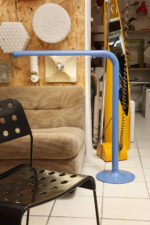 Duża niebieska jednopunktowa lampa biurkowa/podłogowa w kształcie odwróconego "L" z tworzywa sztucznego z metalową okrągłą podstawą "Tube", projekt Anders Pehrson dla Ateljé Lyktan, Space Age, Szwecja, wzór z 1973 roku - obrazek 30