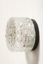 Szklany nieduży jednopunktowy okrągły przezroczysto lodowy kinkiet "Petit" z geometrycznym wzorem osadzony na czarnej metalowej obejmie, Francja, lata 70. - obrazek 27