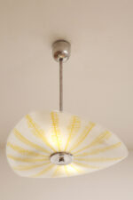 Szklana dwupunktowa trójkątna mlecznobiała z żółtym geometrycznym wzorem lampa sufitowa „Parasolka” na metalowej sztycy, Napako, Czechosłowacja, lata 50/60. - obrazek 30