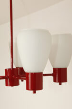 Pięciopunktowa czerwona metalowa lampa sufitowa/żyrandol ze szklanymi mlecznobiałymi kloszami, Niemcy, lata 60/70. - obrazek 3