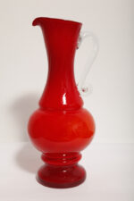 Duży szklany dwuwarstwowy czerwony dzbanek "Verona" z mlecznobiałym wnętrzem i przezroczystym uchem, projekt Ludwik Fiedorowicz, Huta Szkła Gospodarczego "Ząbkowice" w Dąbrowie Górniczej, Polska, wzór z 1982 roku - obrazek 3