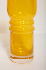 Średniej wielkości (27 cm) żółty symetryczny ręcznie formowany wazon ze szkła sodowego barwionego w masie, projekt (przypisywany) Lucyna Pijaczewska, Huta Szkła Artystycznego ''Barbara'' w Polanicy Zdrój, Polska, lata 70. - obrazek 3