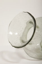 Jasno szary niski pękaty mocno napowietrzony półprzezroczysty szklany wazon z falbanką na rancie wlotu, Polska, lata 70.  - obrazek 3