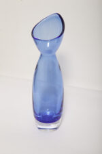 Półprzezroczysty średniej wielkości (28 cm) kobaltowy niesymetryczny szklany wazon z wlewem w formie kwiatowego kielicha, szkło Sommerso, Iittala, Finlandia, lata 70. - obrazek 3