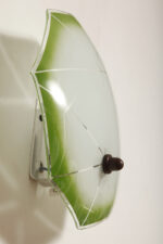 Jednopunktowa mlecznobiała szklana lampa ścienna/kinkiet z zielonym obrysem i symetrycznym ażurowym wzorem, Polska, lata 60. - obrazek 3