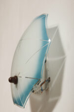 Jednopunktowa mlecznobiała szklana lampa ścienna/kinkiet z niebieskim obrysem i symetrycznym ażurowym wzorem, Polska, lata 60. - obrazek 3