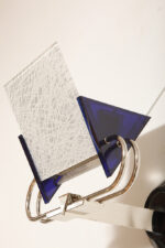 Duża jednopunktowa lampa ścienna/kinkiet "Murana 1680-9" z chromowanym ramieniem, kloszem złożonym z czterech szklanych płytek i z granatowymi półprzepuszczalnymi trójkątnymi uchwytami z tworzywa, Postmodernizm i styl Memphis, projekt Perry King & Santiago Miranda dla Arteluce, Włochy, lata 80. - obrazek 3