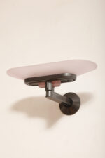 Duża postmodernistyczna jednopunktowa lampa ścienna/kinkiet "Jill" z grafitowym metalowym ramieniem i płytkim szklanym matowym jasno różowym kloszem, projekt Perry King, Santiago Miranda i Gianluigi Arnaldi dla Arteluce, Włochy, wzór z 1978 roku - obrazek 3