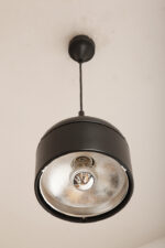 Nieduża jednopunktowa lampa wisząca/sufitowa z czarnym satynowym kloszem z tworzywa i metalowym srebrnym odbłyśnikiem, projekt Arnold Berges dla Staff Leuchten, Model 5518/19/38, Niemcy, lata 70. - obrazek 3