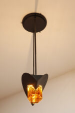 Czarna matowa stalowa jednopunktowa lampa sufitowa z siedmioma półprzeźroczystym ręcznie formowanymi miodowymi plastrami ze szkła Murano, AV Mazzega, Włochy, lata 80. - obrazek 6