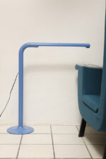 Duża niebieska jednopunktowa lampa biurkowa/podłogowa w kształcie odwróconego "L" z tworzywa sztucznego z metalową okrągłą podstawą "Tube", projekt Anders Pehrson dla Ateljé Lyktan, Space Age, Szwecja, wzór z 1973 roku - obrazek 3