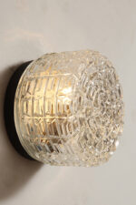 Szklany nieduży jednopunktowy okrągły przezroczysto lodowy kinkiet "Petit" z geometrycznym wzorem osadzony na czarnej metalowej obejmie, Francja, lata 70. - obrazek 3