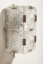 Szklana jednopunktowa lampa ścienna/kinkiet złożony z powtarzalnych fakturowych kwadratowych kafli spiętych metalowymi klamrami, Kamenicky Šenov, Czechosłowacja, lata 60. - obrazek 4