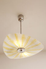 Szklana dwupunktowa trójkątna mlecznobiała z żółtym geometrycznym wzorem lampa sufitowa „Parasolka” na metalowej sztycy, Napako, Czechosłowacja, lata 50/60. - obrazek 3