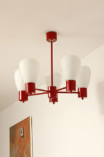 Pięciopunktowa czerwona metalowa lampa sufitowa/żyrandol ze szklanymi mlecznobiałymi kloszami, Niemcy, lata 60/70. - obrazek 31