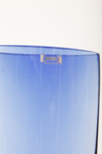 Szklany niski (21 cm) o przekroju łezki płaski niebieski/kobaltowy wazon z przezroczystą podstawą, Krośnieńskie Huty Szkła Krosno S.A., Polska, lata 90. - obrazek 31