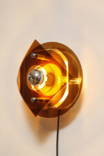 Okrągły półprzezroczysty kinkiet w stylu Space Age złożony z kilku równolegle ustawionych względem siebie płaszczyzn z akrylu/pleksi, firma Herda, Holandia, lata 70. - obrazek 31