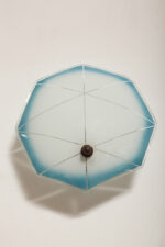 Jednopunktowa mlecznobiała szklana lampa ścienna/kinkiet z niebieskim obrysem i symetrycznym ażurowym wzorem, Polska, lata 60. - obrazek 31