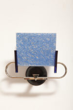 Duża jednopunktowa lampa ścienna/kinkiet "Murana 1680-9" z chromowanym ramieniem, kloszem złożonym z czterech szklanych płytek i z granatowymi półprzepuszczalnymi trójkątnymi uchwytami z tworzywa, Postmodernizm i styl Memphis, projekt Perry King & Santiago Miranda dla Arteluce, Włochy, lata 80. - obrazek 31