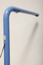 Duża niebieska jednopunktowa lampa biurkowa/podłogowa w kształcie odwróconego "L" z tworzywa sztucznego z metalową okrągłą podstawą "Tube", projekt Anders Pehrson dla Ateljé Lyktan, Space Age, Szwecja, wzór z 1973 roku - obrazek 31