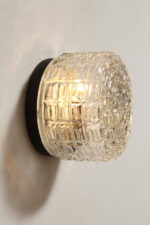 Szklany nieduży jednopunktowy okrągły przezroczysto lodowy kinkiet "Petit" z geometrycznym wzorem osadzony na czarnej metalowej obejmie, Francja, lata 70. - obrazek 28