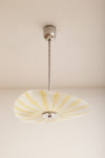 Szklana dwupunktowa trójkątna mlecznobiała z żółtym geometrycznym wzorem lampa sufitowa „Parasolka” na metalowej sztycy, Napako, Czechosłowacja, lata 50/60. - obrazek 31