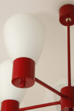 Pięciopunktowa czerwona metalowa lampa sufitowa/żyrandol ze szklanymi mlecznobiałymi kloszami, Niemcy, lata 60/70. - obrazek 32