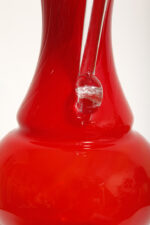 Duży szklany dwuwarstwowy czerwony dzbanek "Verona" z mlecznobiałym wnętrzem i przezroczystym uchem, projekt Ludwik Fiedorowicz, Huta Szkła Gospodarczego "Ząbkowice" w Dąbrowie Górniczej, Polska, wzór z 1982 roku - obrazek 28