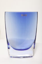 Szklany niski (21 cm) o przekroju łezki płaski niebieski/kobaltowy wazon z przezroczystą podstawą, Krośnieńskie Huty Szkła Krosno S.A., Polska, lata 90. - obrazek 32