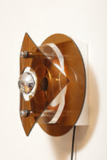 Okrągły półprzezroczysty kinkiet w stylu Space Age złożony z kilku równolegle ustawionych względem siebie płaszczyzn z akrylu/pleksi, firma Herda, Holandia, lata 70. - obrazek 32