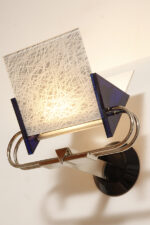 Duża jednopunktowa lampa ścienna/kinkiet "Murana 1680-9" z chromowanym ramieniem, kloszem złożonym z czterech szklanych płytek i z granatowymi półprzepuszczalnymi trójkątnymi uchwytami z tworzywa, Postmodernizm i styl Memphis, projekt Perry King & Santiago Miranda dla Arteluce, Włochy, lata 80. - obrazek 32