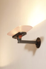 Duża postmodernistyczna jednopunktowa lampa ścienna/kinkiet "Jill" z grafitowym metalowym ramieniem i płytkim szklanym matowym jasno różowym kloszem, projekt Perry King, Santiago Miranda i Gianluigi Arnaldi dla Arteluce, Włochy, wzór z 1978 roku - obrazek 32