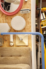 Duża niebieska jednopunktowa lampa biurkowa/podłogowa w kształcie odwróconego "L" z tworzywa sztucznego z metalową okrągłą podstawą "Tube", projekt Anders Pehrson dla Ateljé Lyktan, Space Age, Szwecja, wzór z 1973 roku - obrazek 32