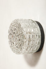 Szklany nieduży jednopunktowy okrągły przezroczysto lodowy kinkiet "Petit" z geometrycznym wzorem osadzony na czarnej metalowej obejmie, Francja, lata 70. - obrazek 29