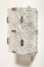 Szklana jednopunktowa lampa ścienna/kinkiet złożony z powtarzalnych fakturowych kwadratowych kafli spiętych metalowymi klamrami, Kamenicky Šenov, Czechosłowacja, lata 60. - obrazek 32