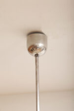 Szklana dwupunktowa trójkątna mlecznobiała z żółtym geometrycznym wzorem lampa sufitowa „Parasolka” na metalowej sztycy, Napako, Czechosłowacja, lata 50/60. - obrazek 32