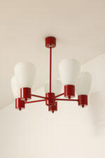 Pięciopunktowa czerwona metalowa lampa sufitowa/żyrandol ze szklanymi mlecznobiałymi kloszami, Niemcy, lata 60/70. - obrazek 33