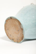 Ceramiczny pękaty dzbanek/amfora/bukłak (21,5 cm) w morskim/jasnoniebieskim kolorze z uchem i wypustkami, Niemcy, lata 60. - obrazek 33