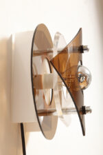 Okrągły półprzezroczysty kinkiet w stylu Space Age złożony z kilku równolegle ustawionych względem siebie płaszczyzn z akrylu/pleksi, firma Herda, Holandia, lata 70. - obrazek 33