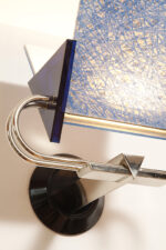 Duża jednopunktowa lampa ścienna/kinkiet "Murana 1680-9" z chromowanym ramieniem, kloszem złożonym z czterech szklanych płytek i z granatowymi półprzepuszczalnymi trójkątnymi uchwytami z tworzywa, Postmodernizm i styl Memphis, projekt Perry King & Santiago Miranda dla Arteluce, Włochy, lata 80. - obrazek 33