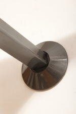 Duża postmodernistyczna jednopunktowa lampa ścienna/kinkiet "Jill" z grafitowym metalowym ramieniem i płytkim szklanym matowym jasno różowym kloszem, projekt Perry King, Santiago Miranda i Gianluigi Arnaldi dla Arteluce, Włochy, wzór z 1978 roku - obrazek 33