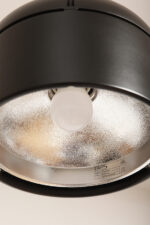 Nieduża jednopunktowa lampa wisząca/sufitowa z czarnym satynowym kloszem z tworzywa i metalowym srebrnym odbłyśnikiem, projekt Arnold Berges dla Staff Leuchten, Model 5518/19/38, Niemcy, lata 70. - obrazek 33