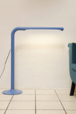 Duża niebieska jednopunktowa lampa biurkowa/podłogowa w kształcie odwróconego "L" z tworzywa sztucznego z metalową okrągłą podstawą "Tube", projekt Anders Pehrson dla Ateljé Lyktan, Space Age, Szwecja, wzór z 1973 roku - obrazek 33