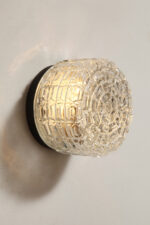 Szklany nieduży jednopunktowy okrągły przezroczysto lodowy kinkiet "Petit" z geometrycznym wzorem osadzony na czarnej metalowej obejmie, Francja, lata 70. - obrazek 30