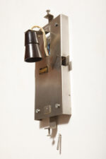 Szklana jednopunktowa lampa ścienna/kinkiet złożony z powtarzalnych fakturowych kwadratowych kafli spiętych metalowymi klamrami, Kamenicky Šenov, Czechosłowacja, lata 60. - obrazek 33