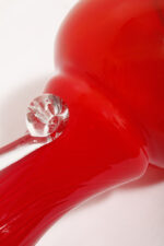 Duży szklany dwuwarstwowy czerwony dzbanek "Verona" z mlecznobiałym wnętrzem i przezroczystym uchem, projekt Ludwik Fiedorowicz, Huta Szkła Gospodarczego "Ząbkowice" w Dąbrowie Górniczej, Polska, wzór z 1982 roku - obrazek 30