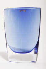 Szklany niski (21 cm) o przekroju łezki płaski niebieski/kobaltowy wazon z przezroczystą podstawą, Krośnieńskie Huty Szkła Krosno S.A., Polska, lata 90. - obrazek 40