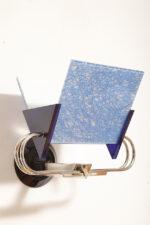 Duża jednopunktowa lampa ścienna/kinkiet "Murana 1680-9" z chromowanym ramieniem, kloszem złożonym z czterech szklanych płytek i z granatowymi półprzepuszczalnymi trójkątnymi uchwytami z tworzywa, Postmodernizm i styl Memphis, projekt Perry King & Santiago Miranda dla Arteluce, Włochy, lata 80. - obrazek 34